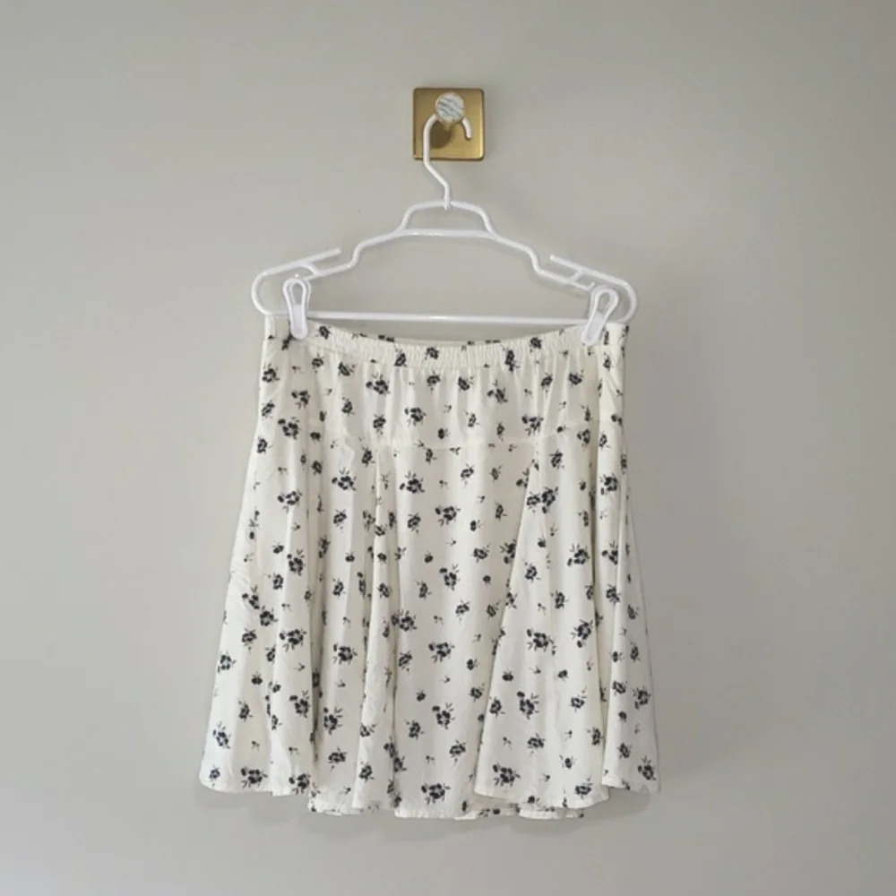 Old Navy Floral Skirt Medium Godet Cream Blue Cottage Prairie Coquette Feminine